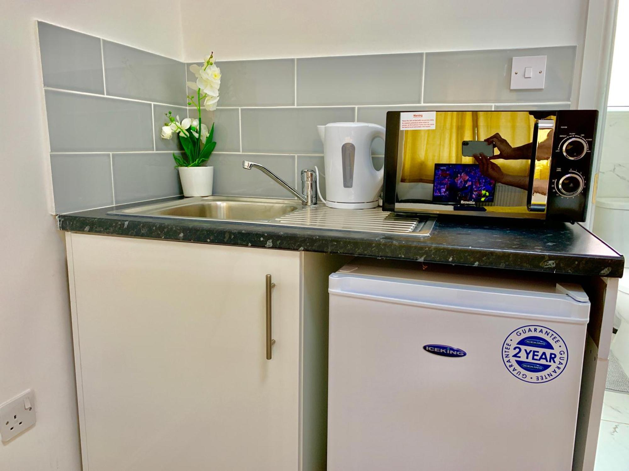 London Studio Apartments, Private Bathroom, Kitchenette, Parking, Np2 外观 照片